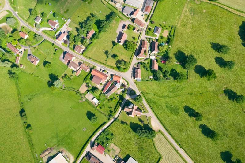 Luftaufnahme von Dorf auf dem Land