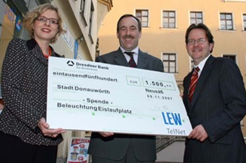 Weihnachtsspende 2007: LEW TelNet-Geschäftsführerin Erna-Maria Trixl (l.) überreicht den Spendenscheck mit Peter Kraus von der LEW-Kommunalbetreuung (Mitte) an Oberbürgermeister Armin Neudert (r.) 
