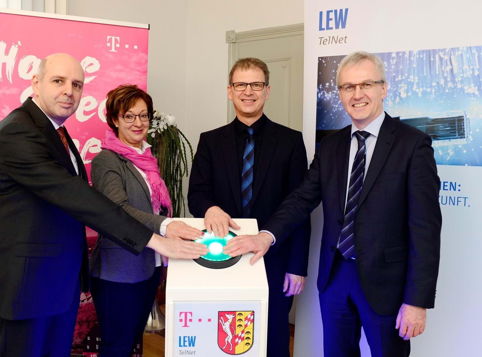 Thilo Kurtz (Telekom Technik), Anke Skalsky (Telekom Shop Günzburg), Robert Strobel (Bürgermeister), Reinhard Wrchlavsky (LEW Leiter Breitband)