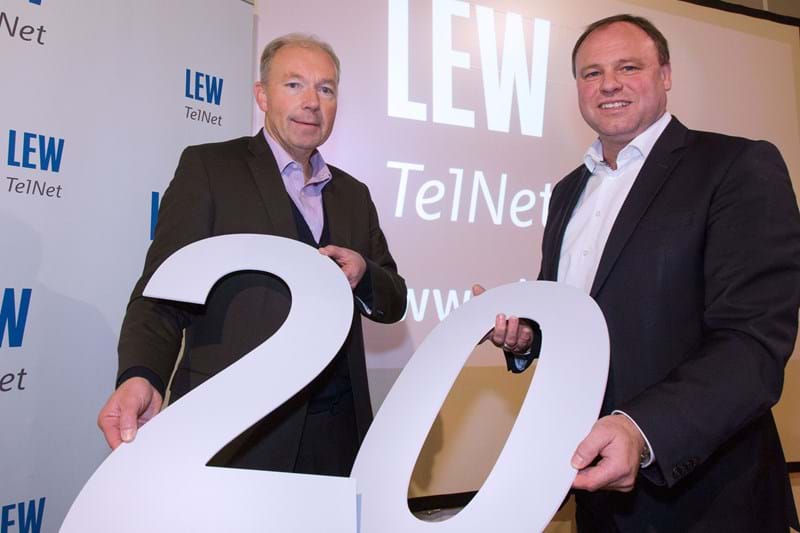 Norbert Schürmann (l.) und Johannes Stepperger, Geschäftsführer von LEW TelNet, bei der Feier zum 20-jährigen Jubiläum.