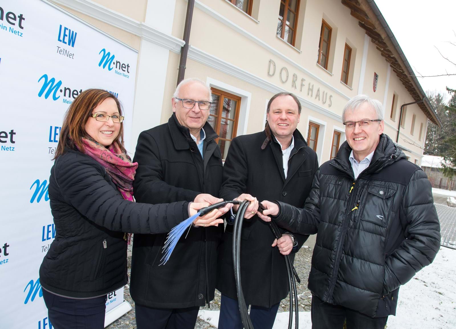 Bürgermeister Konrad Schulze nahm im Gemeindehaus gemeinsam mit LEW TelNet Geschäftsführer Johannes Stepperger und Gabi Emmerling, Regionalbeauftragte Schwaben bei M-net, das erweiterte Breitbandnetz offiziell in Betrieb. 