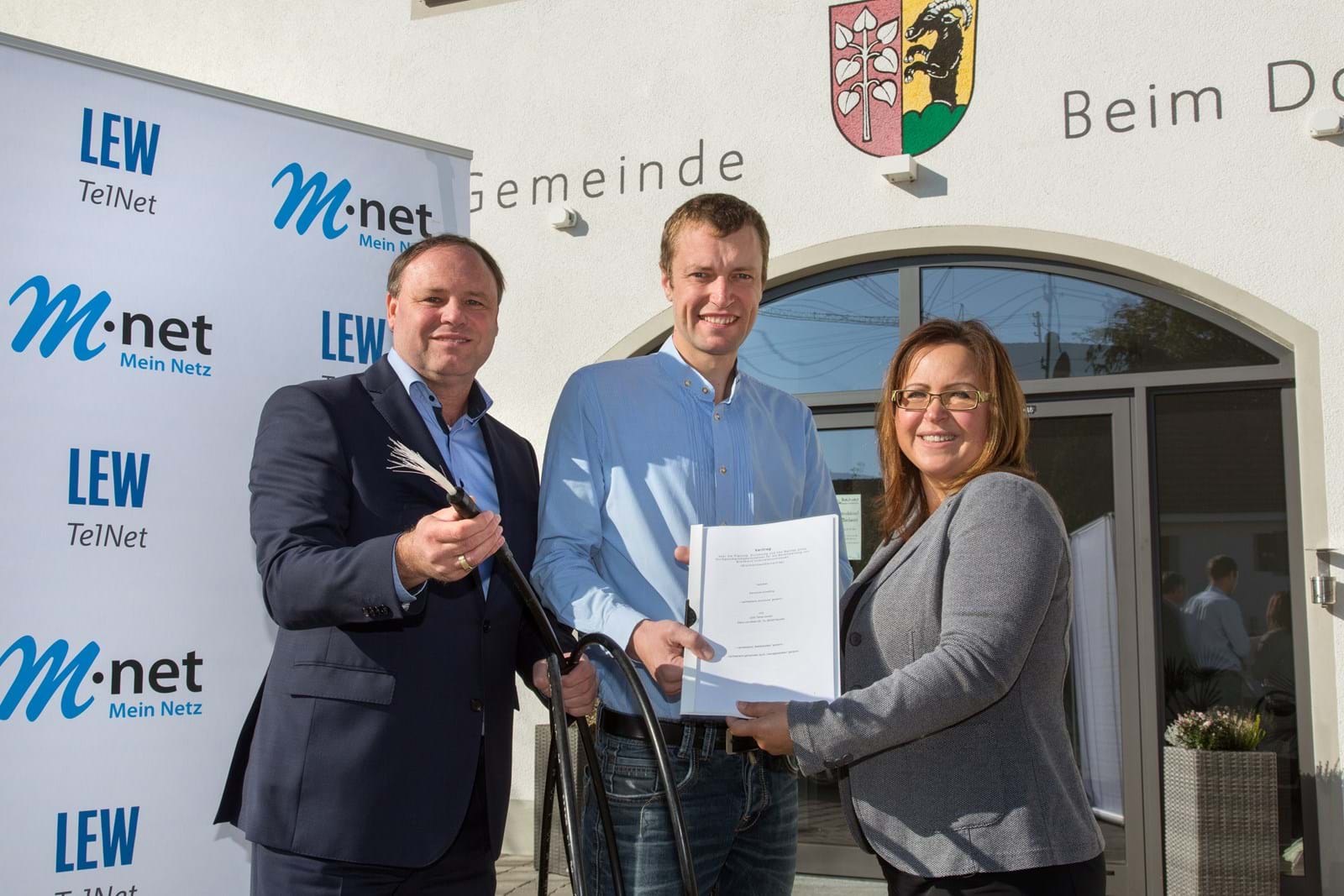 Breitbandausbau in Schwifting: LEW TelNet-Geschäftsführer Johannes Stepperger, Bürgermeister Georg Kaindl und M-net Regionalmanagerin Gabi Emmerling präsentieren den Kooperationsvertrag.